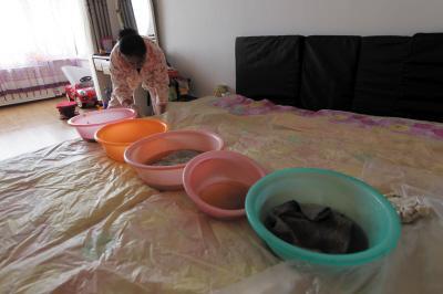 托克逊楼上漏水，住户失联，小区没物管，业主维权难！律师来支招……